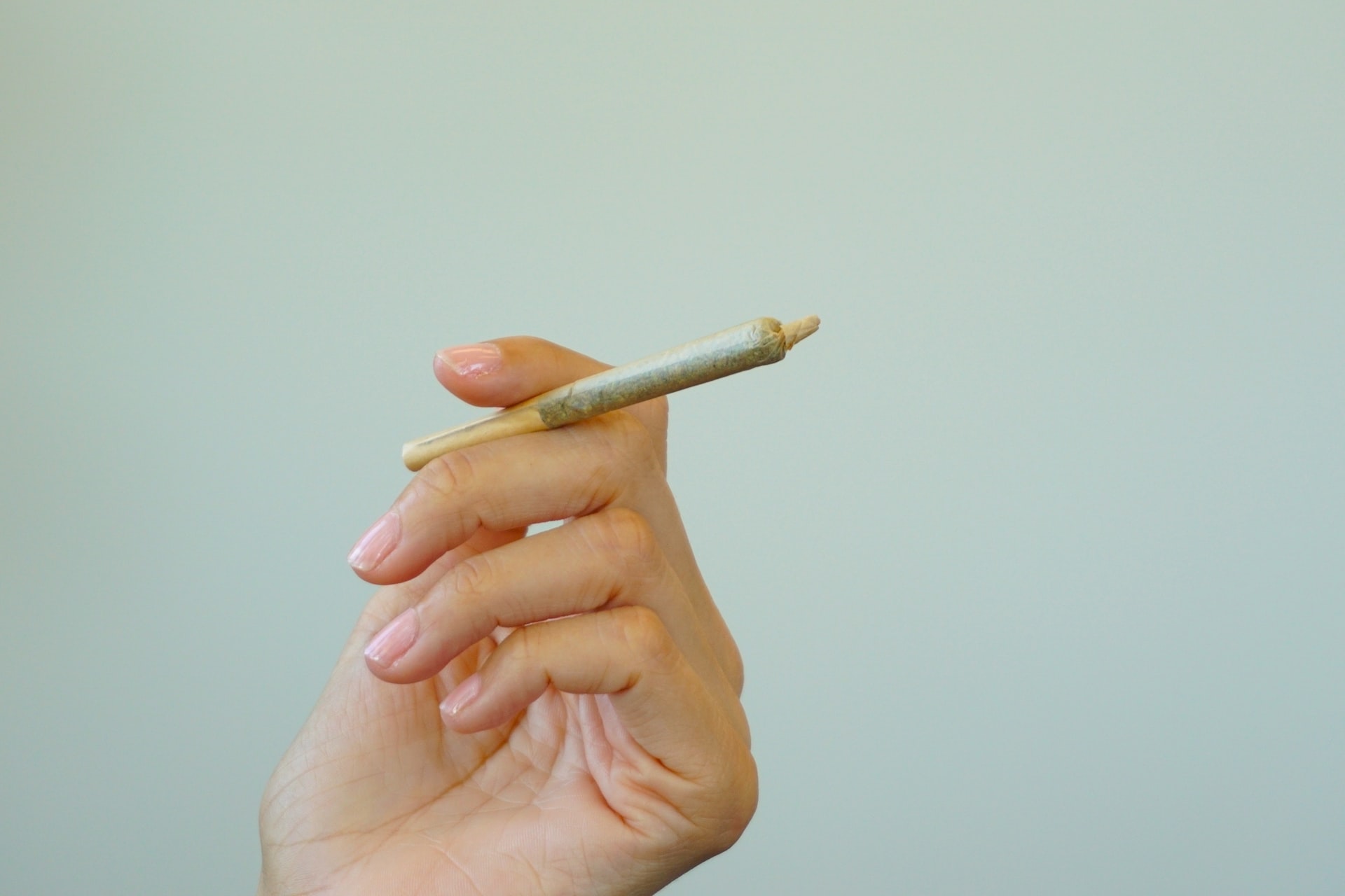 hand holding a joint